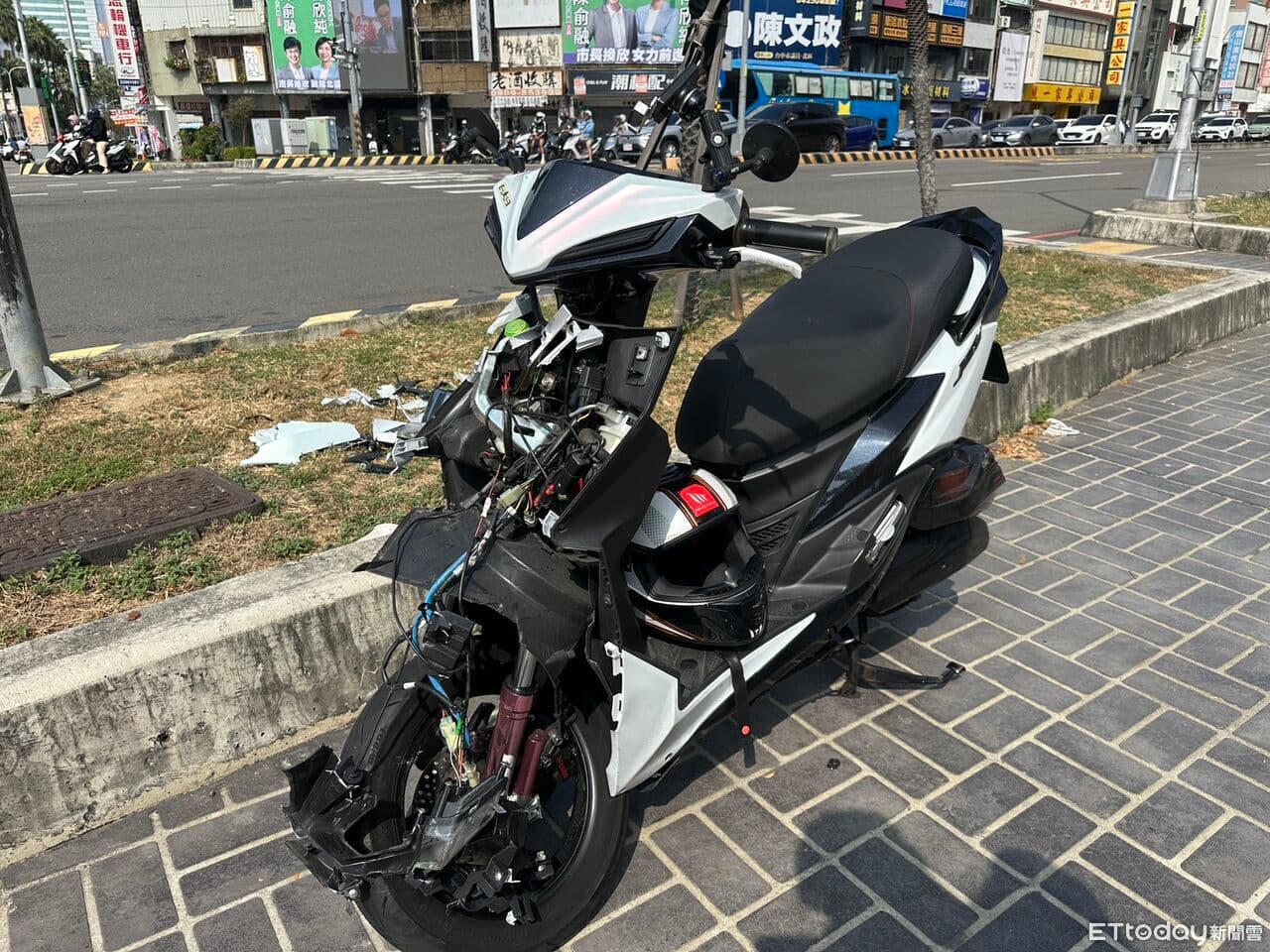 撞擊畫面曝!日系高檔車大路口違規左轉 20歲騎士撞噴躺地不動(新聞配圖)