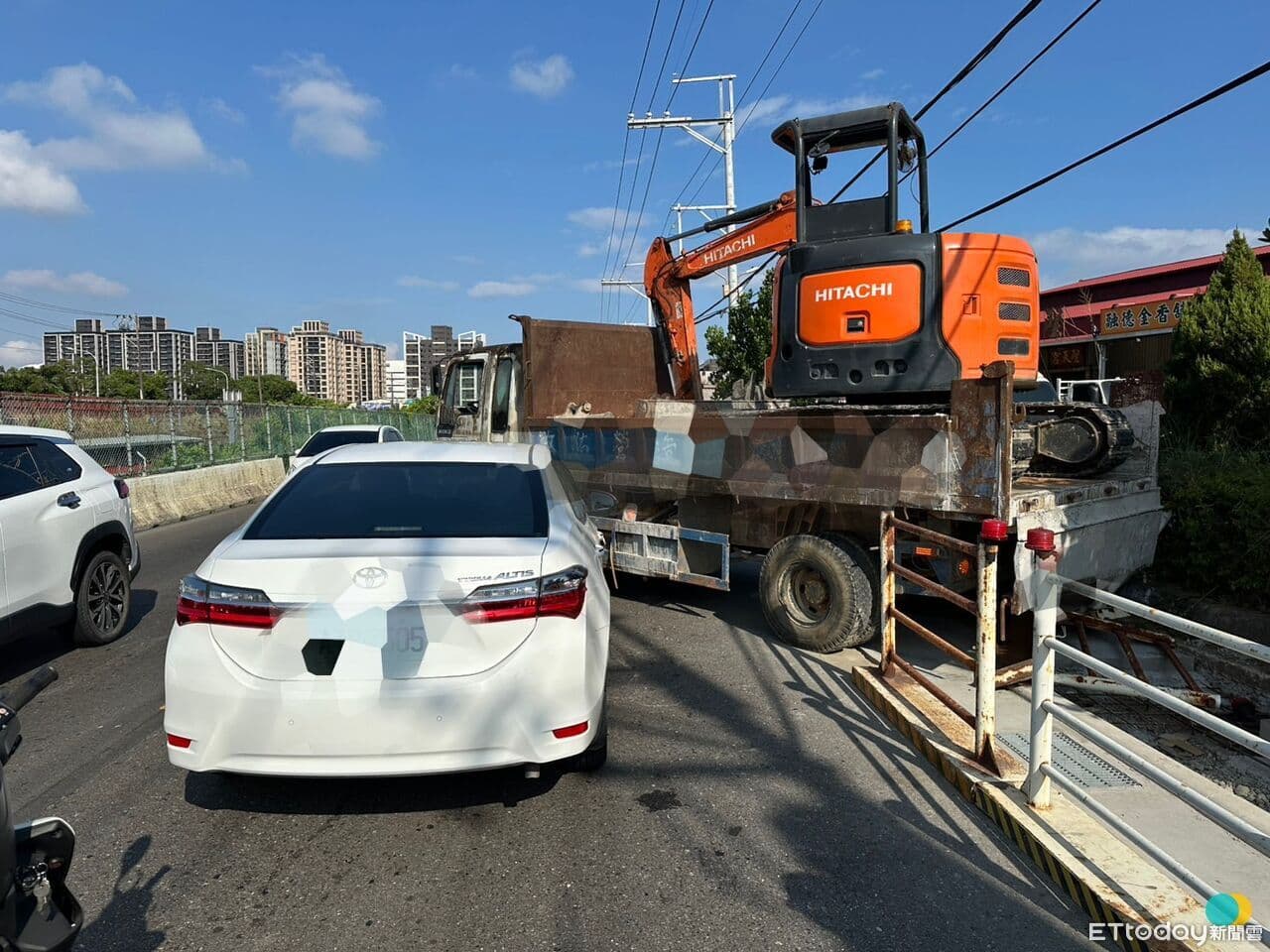 小貨車載怪手突煞車失靈倒退嚕　撞上後方轎車...騎士險遭波及（新聞配圖）