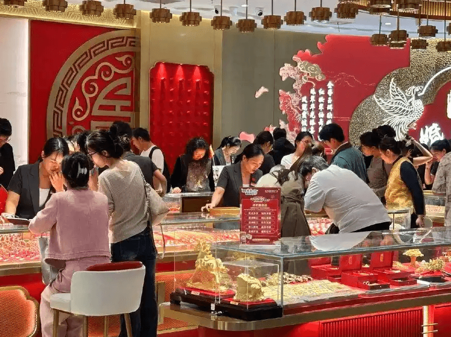 金價下跌!陸多地買家瘋買「金飾」 店員:連學生也來買了(新聞配圖)