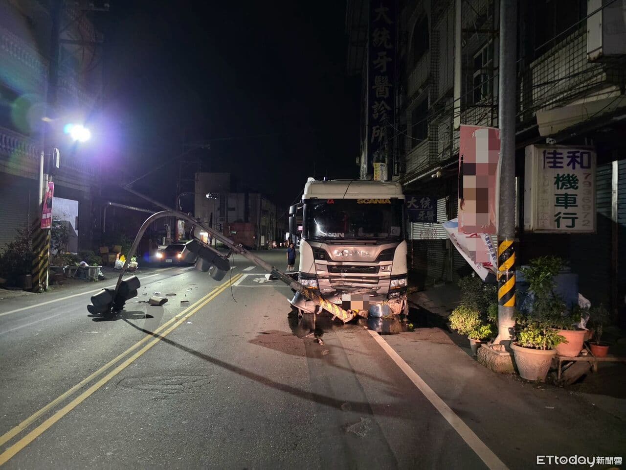 砂石車駕駛精神不濟「半夜撞民宅」號誌燈斷了 混亂畫面曝(新聞配圖)