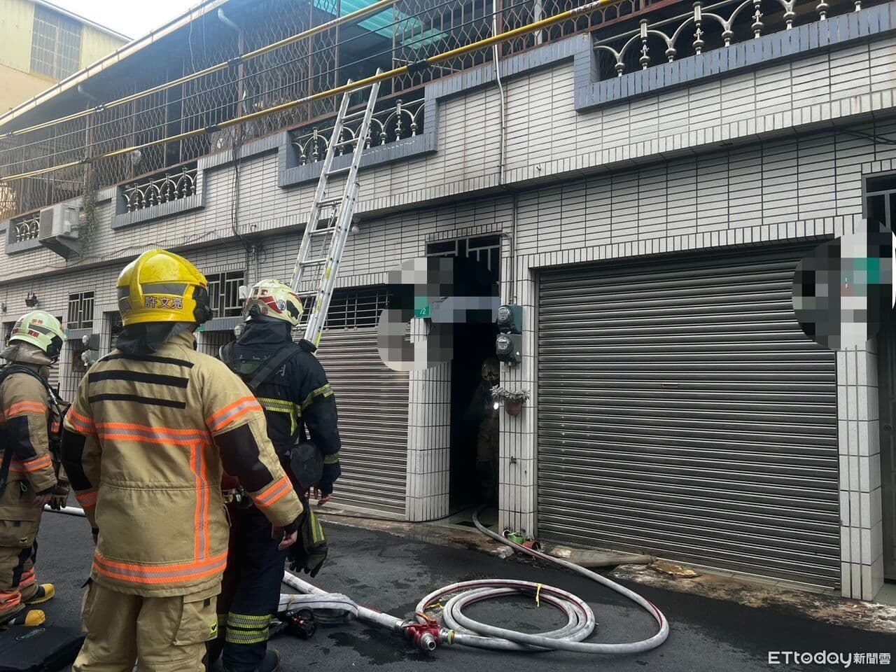 快訊/台南東區民宅火警!女子一度受困屋內 警消出動28人搶救(新聞配圖)