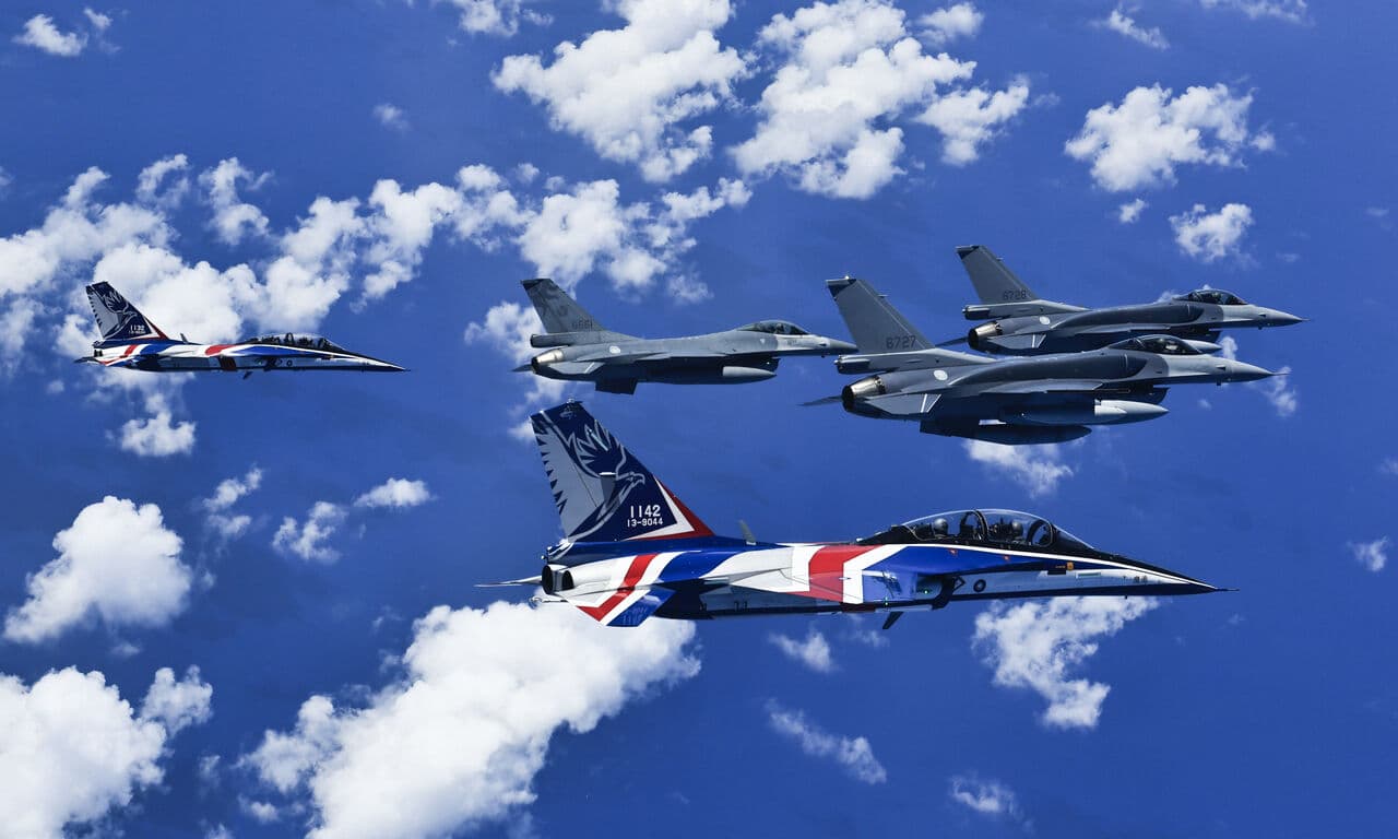 首批兩架F-16V鋪國旗抵台 勇鷹機編隊空拍畫面曝光(新聞配圖)