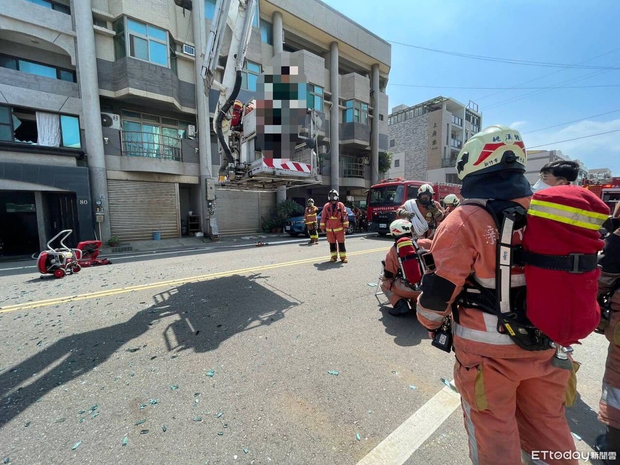 快訊/新竹透天疑氣爆火警!1男困3F陽台 警消馳援救出(新聞配圖)