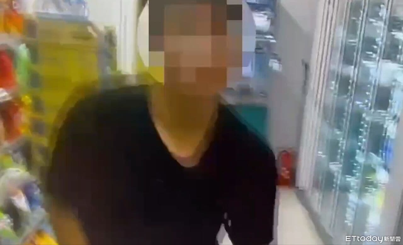 少年拿槍超商自拍「原來是玩具槍」 他:要生存遊戲太嗨了(新聞配圖)