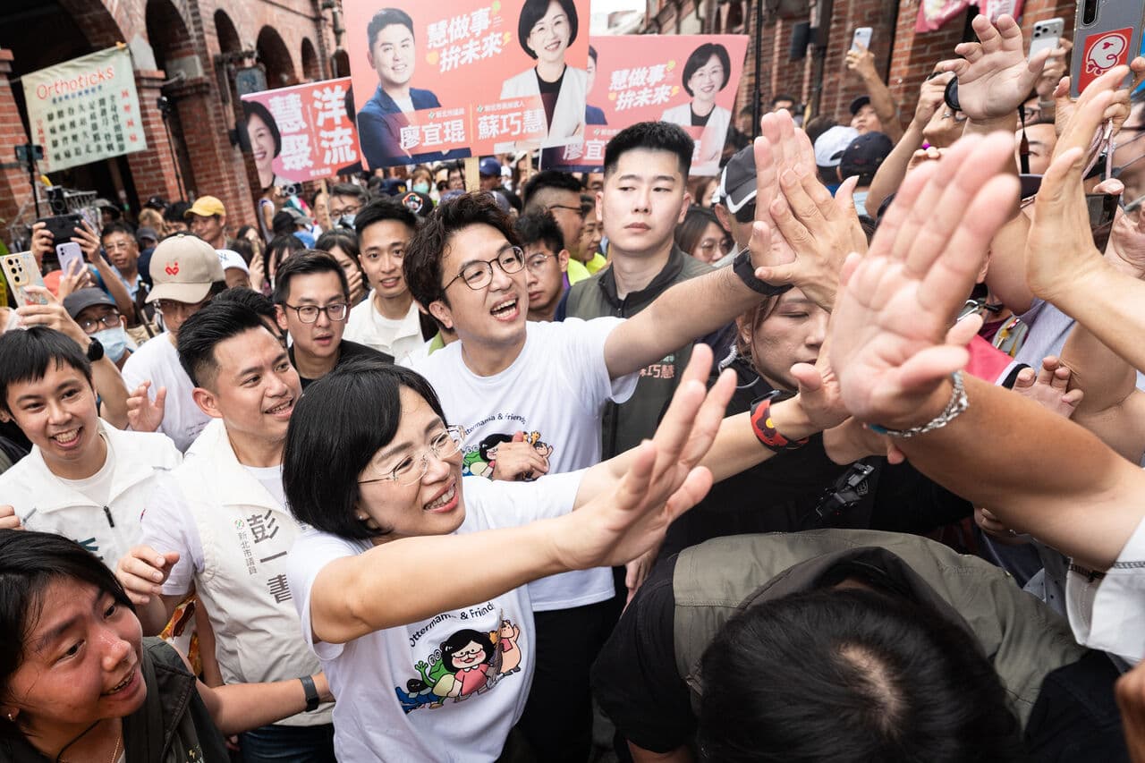 3千多人擠爆畫面曝!蘇巧慧揪逛三峽老街 沈伯洋進場50公尺走10分鐘(新聞配圖)