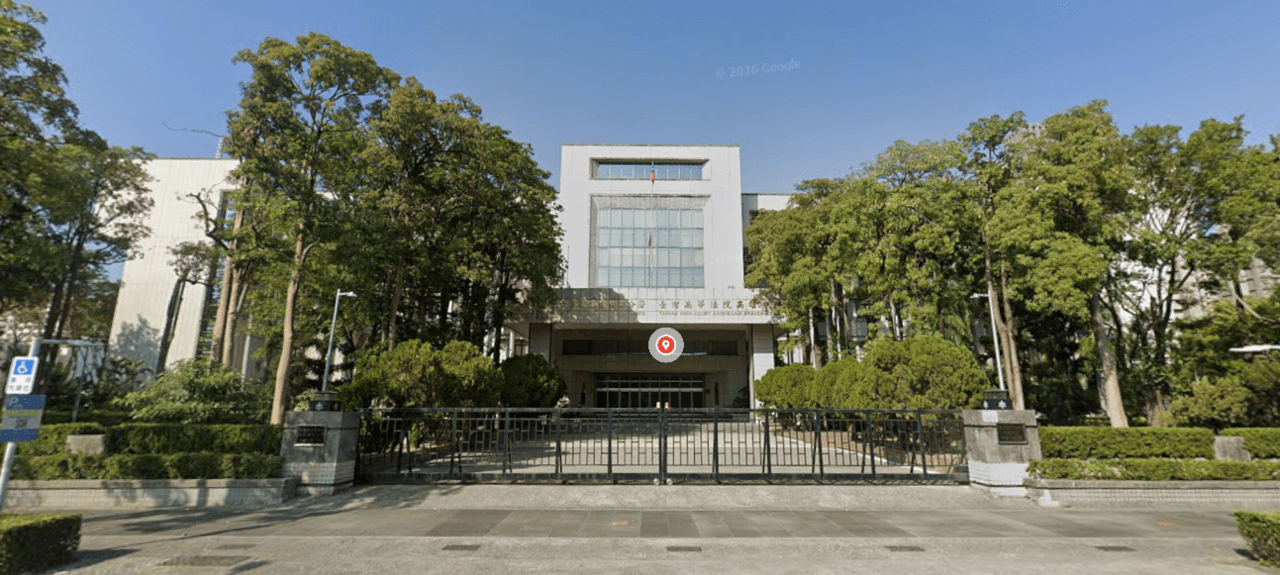 救護車鳴笛逼近近半分鐘仍不讓!駕駛挨罰3600元 遭吊銷駕照(新聞配圖)