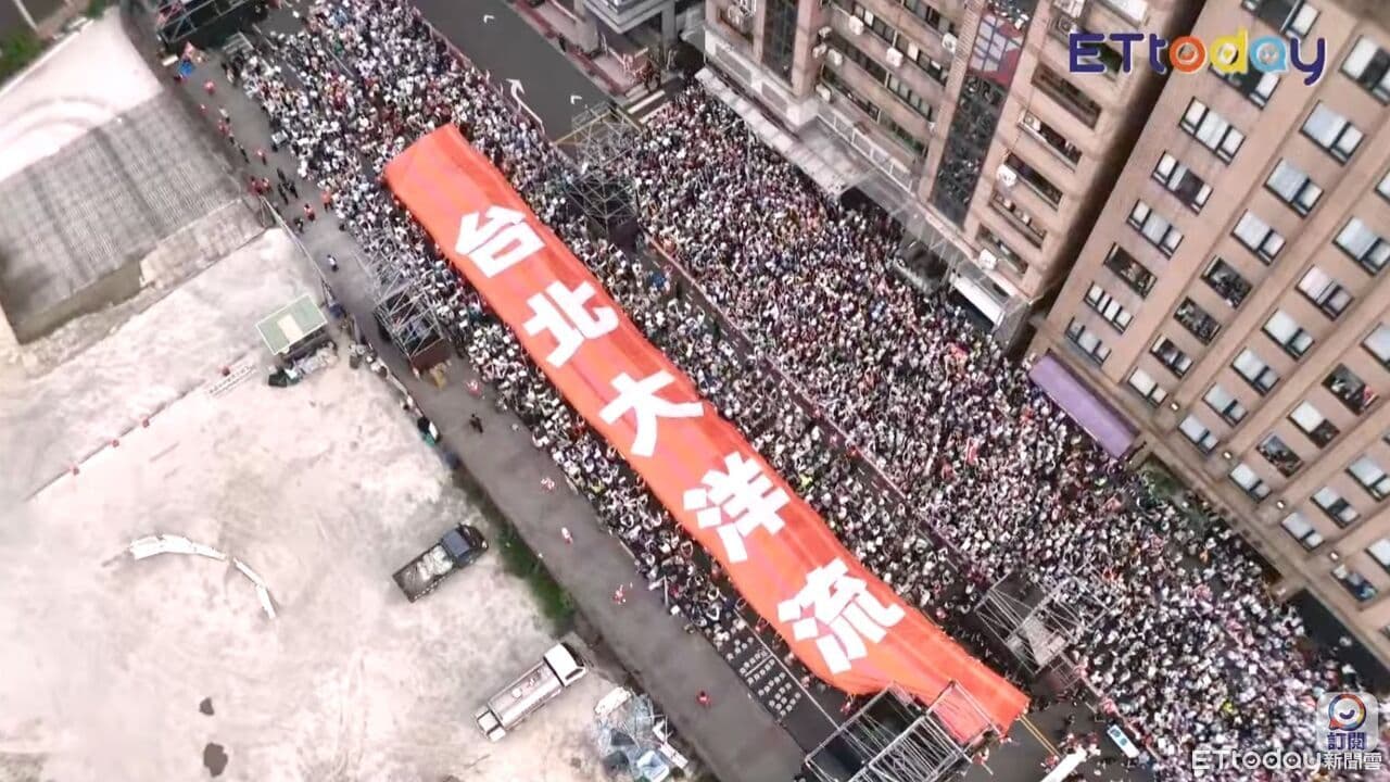 「台北大洋流」震撼畫面曝!6萬人擠爆沈伯洋競總 滅火器熱血開唱(新聞配圖)