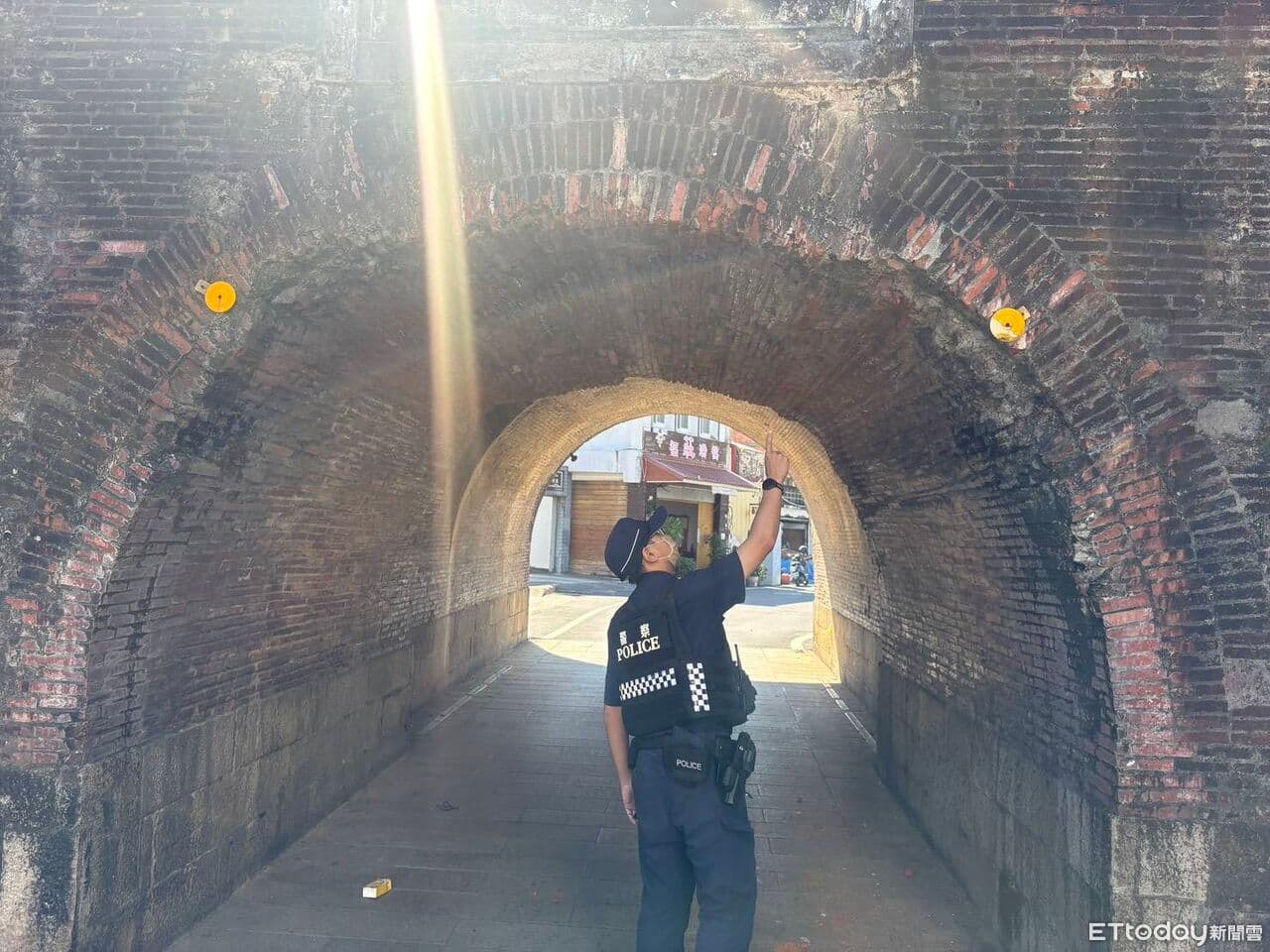小貨車燈架擦撞恆春西門城牆!古蹟受損 駕駛涉違文資法送辦(新聞配圖)