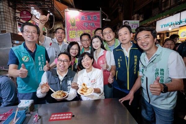 黃世杰揪「學姐」蘇巧慧桃園夜市掃街 發表雙城四大政見(新聞配圖)