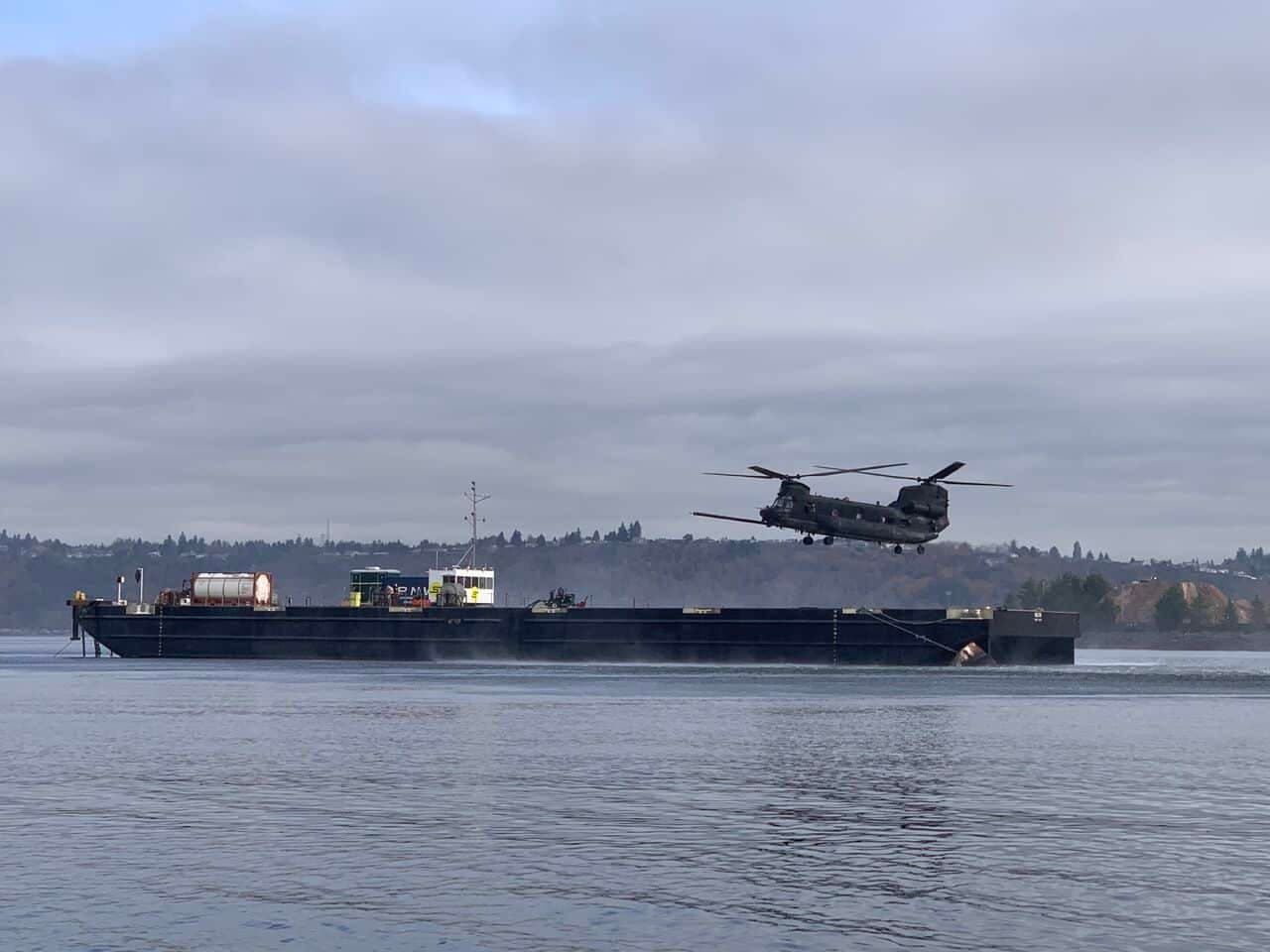 軍事科技|美國陸軍160th SOAR測試MH-47G契努克直升機自主駁船降落補給(新聞配圖)