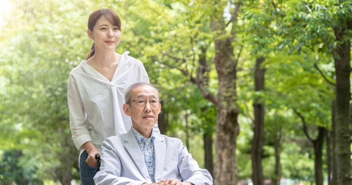 媳婦照顧失智公公,婆婆逢人就誇「好賢慧」!35年醫師揭殘酷真相:別用稱讚逼她扛長照,當成「免費勞力」(新聞配圖)