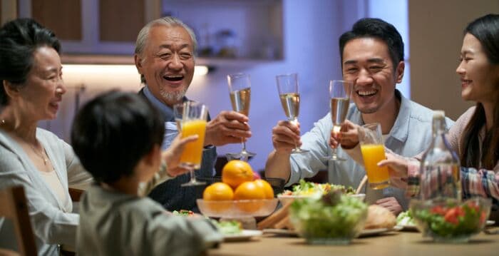 與他人用餐比獨自進食好？ 研究：可降低血糖（新聞配圖）