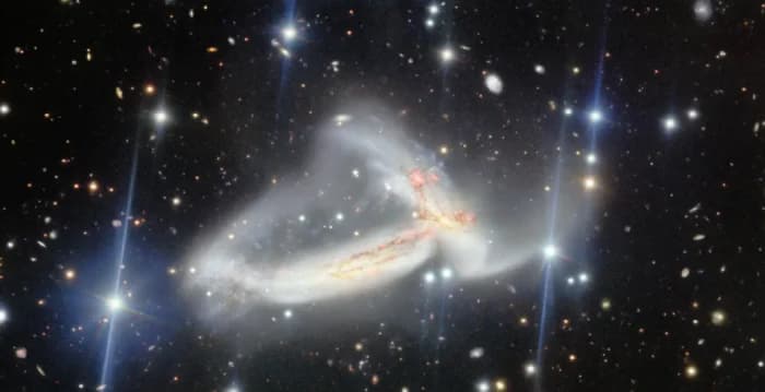 高中生發現兩個正在碰撞合併的螺旋星系(新聞配圖)