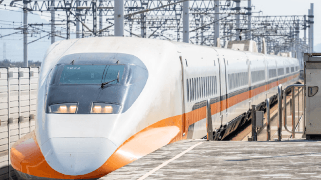 來到印度?高鐵「超尖峰時段」擠到上廁所都難、車廂門關不起來!傳有乘客體力不支昏倒(新聞配圖)