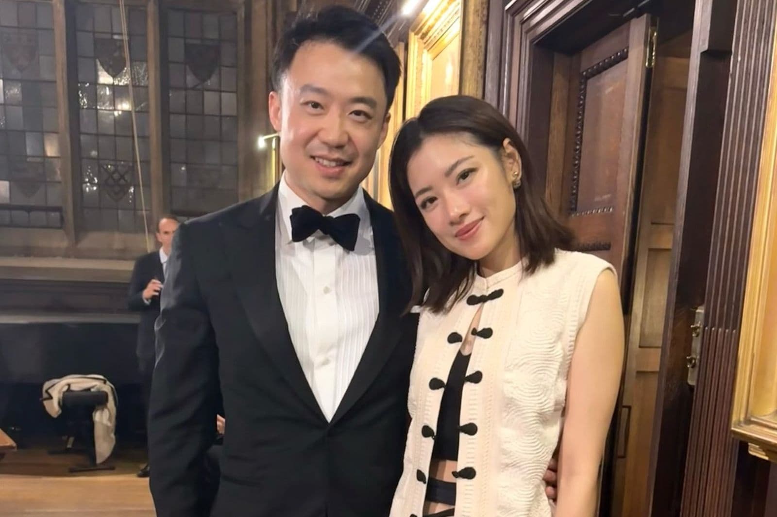罕見同框!薄瓜瓜攜台灣千金愛妻重返牛津 黑白穿搭盡顯神仙眷侶氣質(新聞配圖)