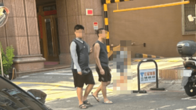 疑因「像離家母」遭針對!新北三重女童掛羞辱紙板遊街 狠父涉違反保護令被逮(新聞配圖)