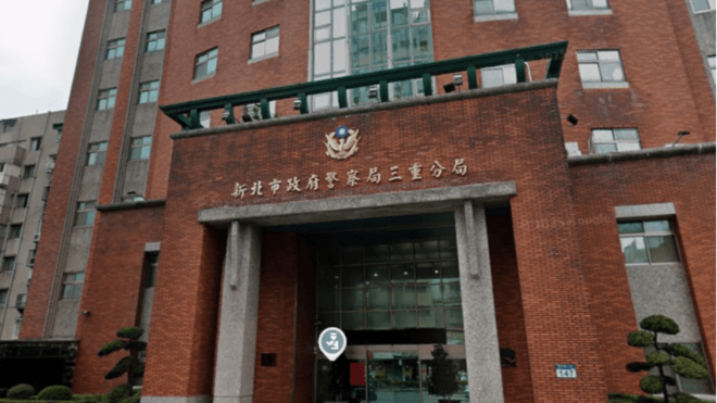 父逼女兒掛「畜生」紙板遊街!昨晚遭羈押禁見 妹妹已妥善安置、兄由親友照顧(新聞配圖)
