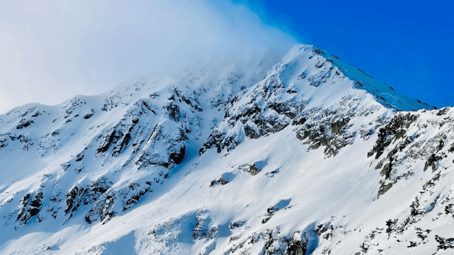 尼泊爾登山季爆雪崩憾事!15位工作人員遭活埋罹難、1人未尋獲「生還機會渺茫」(新聞配圖)