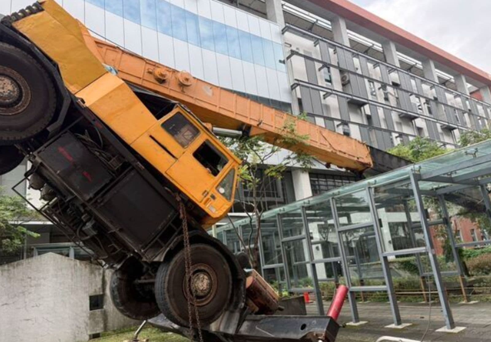快訊/宜蘭科學園區洗外牆「吊車突失衡傾倒」 2工人高空重摔地面1死1骨折(新聞配圖)