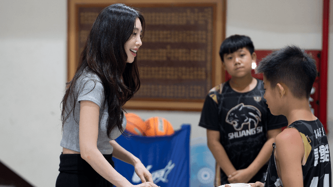 前女團偶像下鄉陪小孩練球!累到受不了喊投降 揭教練8年無薪還帶隊內幕(新聞配圖)