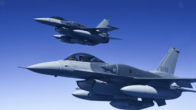 超帥氣！首批2架新購F-16V鋪國旗抵台　勇鷹高教機伴飛空拍照曝光（新聞配圖）