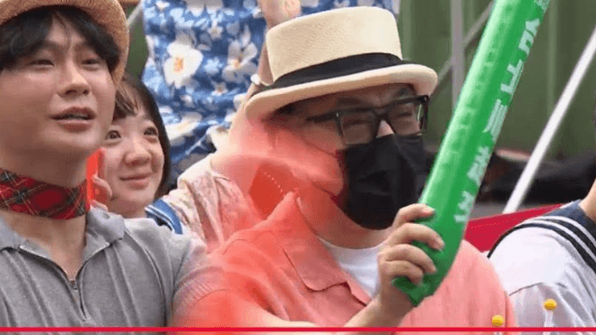 低調現身「洋流」! 蔡康永手持「台北順起來」力挺沈伯洋(新聞配圖)