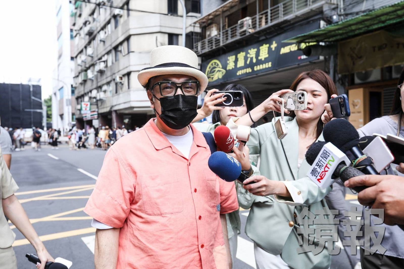 蔡康永現身沈伯洋競總成立大會！　手持加油棒應援：若能訪問兩位候選人會很棒（新聞配圖）