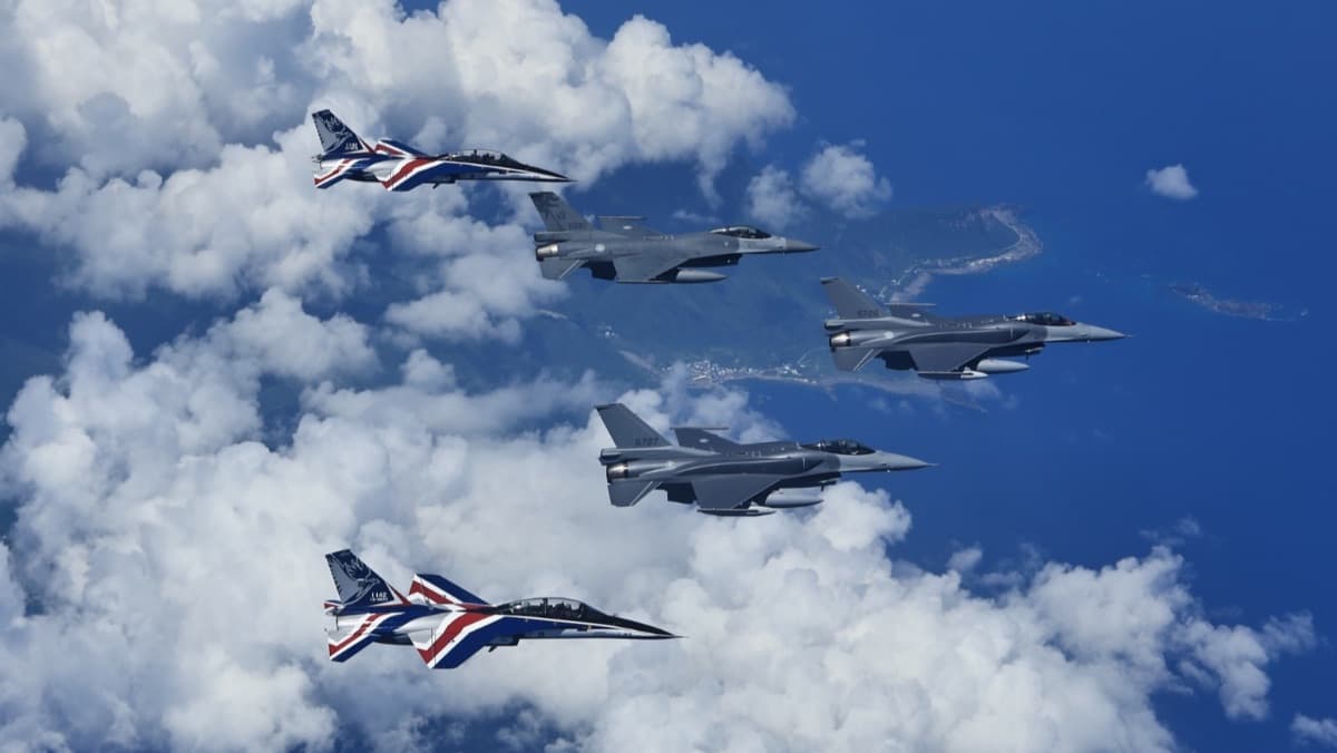 【多圖】F-16V昨飛回台灣畫面曝光 空軍派勇鷹高教機迎接(新聞配圖)