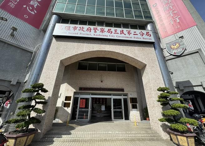 高雄派出所旁停車格飄惡臭！路過民眾循味驚見「女屍倒駕駛座」（新聞配圖）