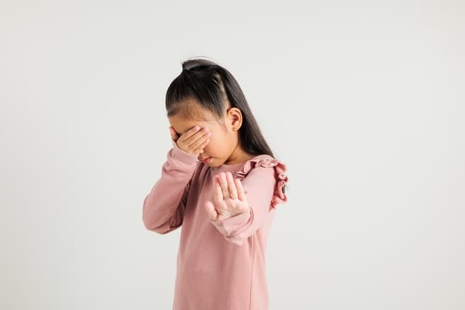 逼女童掛「畜生」遊街狠父收押！親友痛揭黑歷史：哥哥也會動手（新聞配圖）
