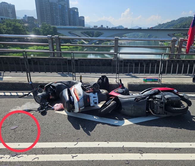 天外飛來蚊香砸臉!新店女騎士失控慘撞車 疑前車掉落「駕駛裝傻」(新聞配圖)