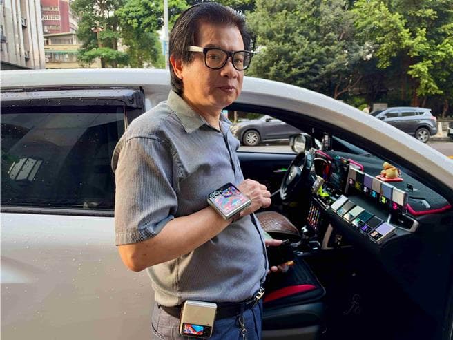外國人也搶拍！「Flip Uber」塞22支三星小摺疊 超狂司機連手錶都是改裝版（新聞配圖）