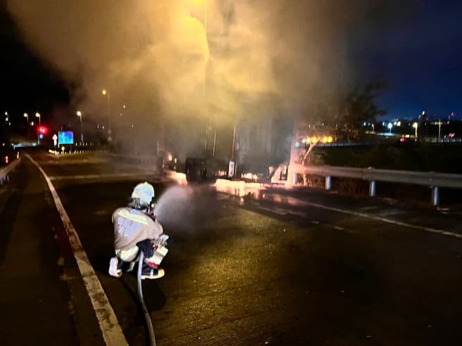快訊》國1竹南火燒車！冷凍肉品貨車突起火 消防急灌救（新聞配圖）