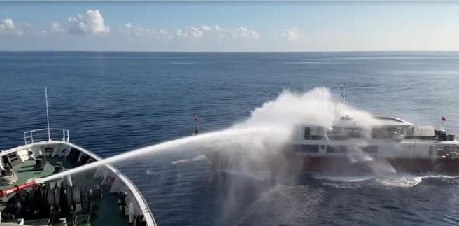 大陸漁船侵東沙海域拒離 海巡水砲伺候 兼顧人道送熱食驅離(新聞配圖)