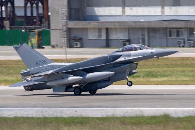 2架F-16C Block70到家了!12點降落志航基地 12月1日成立第七戰術聯隊(新聞配圖)