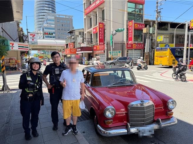 56年賓士古董車拋錨卡路口 北投所長率女警推車助解危(新聞配圖)
