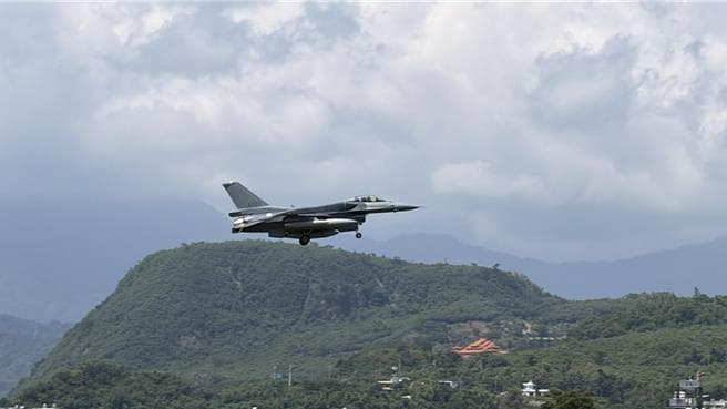 首批2架F-16C Block70抵台「機艙秀國旗」 軍迷守候近1個月感動見證(新聞配圖)