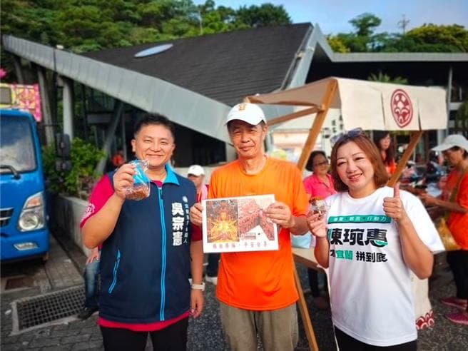 媽祖遶境藍綠同框!吳宗憲、林國漳都備2萬份壓轎金拼人氣(新聞配圖)