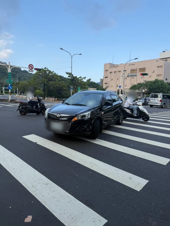 北市大直3車連環撞! 迴轉未禮讓對向直行機車釀禍(新聞配圖)