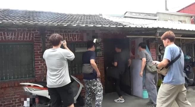 門縫裝監視器過濾訪客!毒梟走後門逃 警算准套路包抄逮人(新聞配圖)