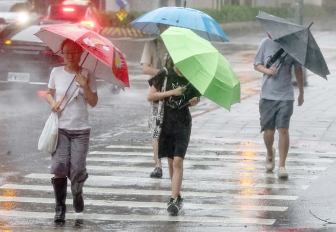 東北季風影響!3縣市大雨特報下到明天 1地大雷雨狂炸(新聞配圖)