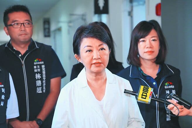盧秀燕搭高鐵被捕獲！畫面曝光 他加碼爆：晚上10點吃中午剩菜（新聞配圖）