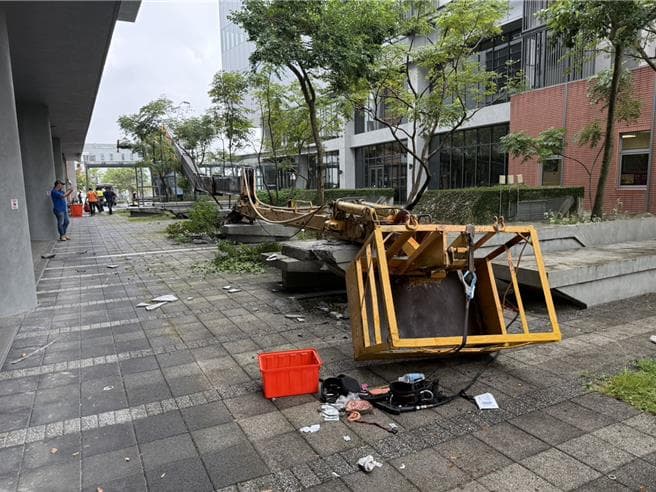 宜蘭科學園區吊車翻覆工人1死1重傷 疑吊臂機械故障釀禍（新聞配圖）