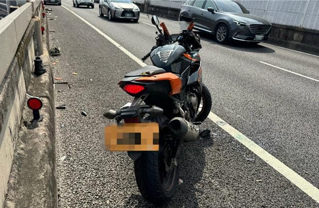 大型重機北市環東大道追撞小貨車 騎士手臂小腿骨折急送醫（新聞配圖）
