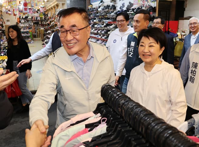 板橋熱起來了?走訪「偏綠」市場 民眾反應讓葉元之笑了(新聞配圖)