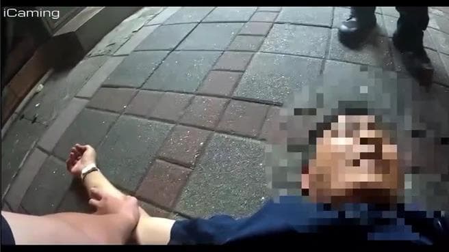 醉倒捷運站前竟出手襲救護員 淡水警上前制止也掛彩(新聞配圖)
