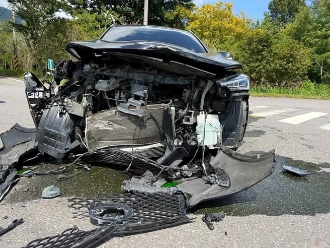 花蓮男疑闖紅燈左轉遭猛撞! 害車上8旬母無呼吸命危送醫(新聞配圖)