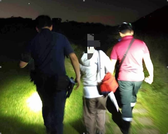 女登擎天崗慘遇「霧鎖大迷航」 警消上山幸運獲救(新聞配圖)