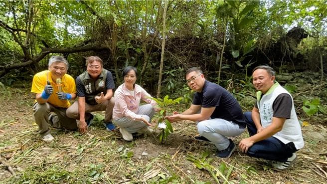 陳瑩攜彭啟明植樹 提5大森林政見擋焚風護農(新聞配圖)