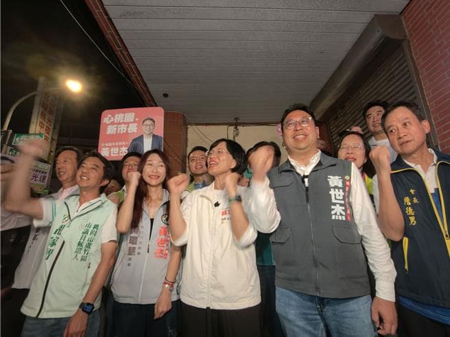 掃夜市狂講交通  蘇巧慧讚黃世杰像「大佛」  笑稱一開口講不完（新聞配圖）